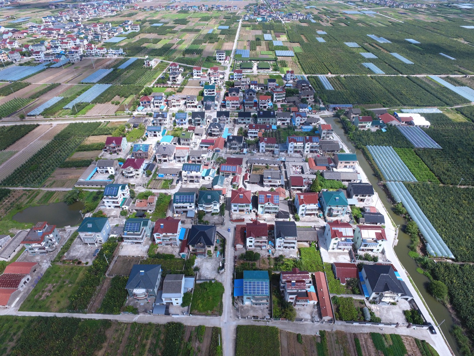 2023年户用散布式光伏政策搀扶强、市场需要大、装机规模大